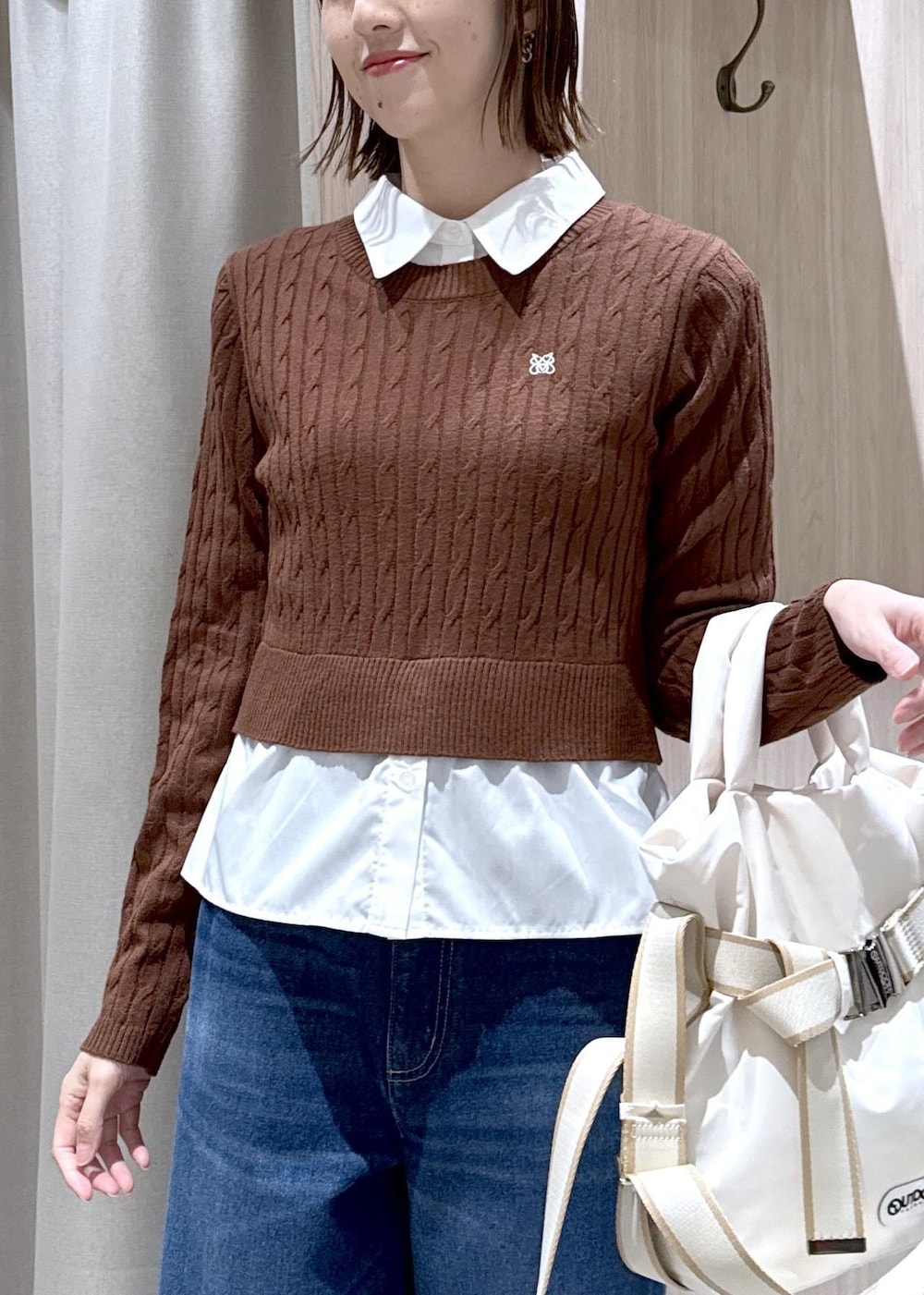 グレー系のその他アウター、ブラウン系のニット/セーター、ブルー系のデニムパンツを着用したレディースの冬コーディネートの8枚目の写真