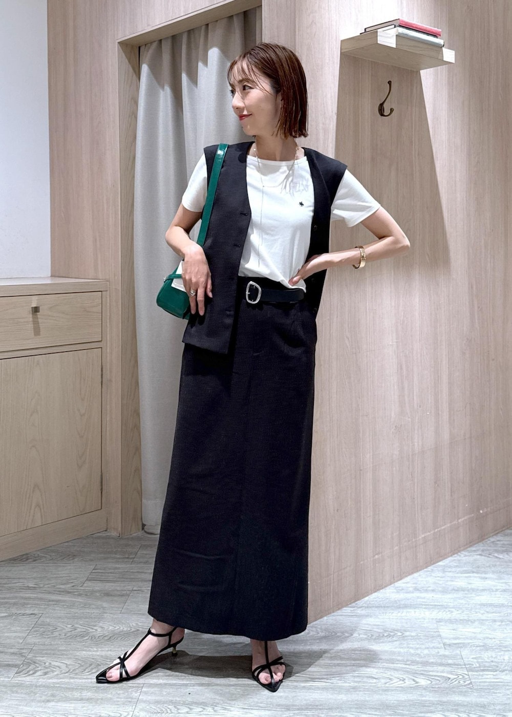 ブラック系のサンダル、グレー系のスカート、ホワイト系のTシャツ/カットソーを着用したレディースの夏コーディネートの4枚目の写真