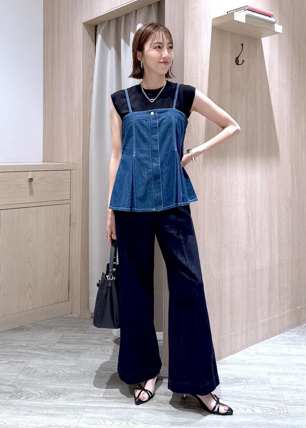 ブラック系のサンダル、ブルー系のキャミソール、ブラック系のニット/セーターを着用したレディースの春コーディネートの9枚目の写真