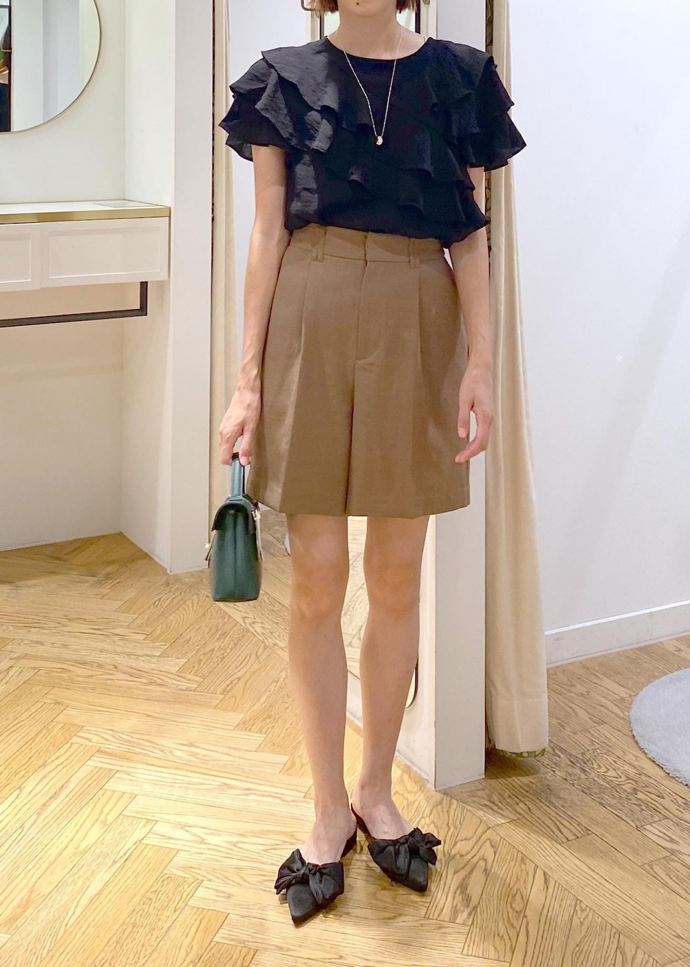 ブラック系のシャツ/ブラウス、ブラウン系のその他パンツ、グリーン系のショルダーバッグを着用したレディースの夏コーディネートの4枚目の写真