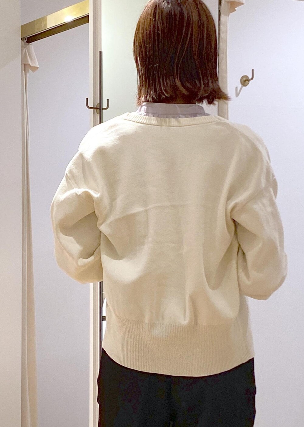 ブラウン系のショルダーバッグ、ブラック系のサンダル、ブラック系のスラックスを着用したレディースの秋コーディネートの7枚目の写真