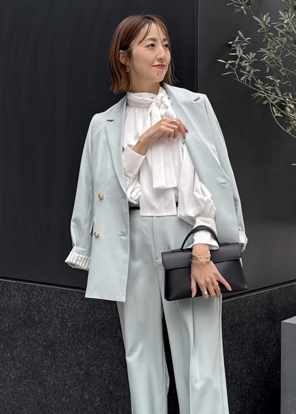 グリーン系のその他パンツ、グリーン系のテーラードジャケット、ブラック系のショルダーバッグを着用したレディースの冬コーディネートの2枚目の写真