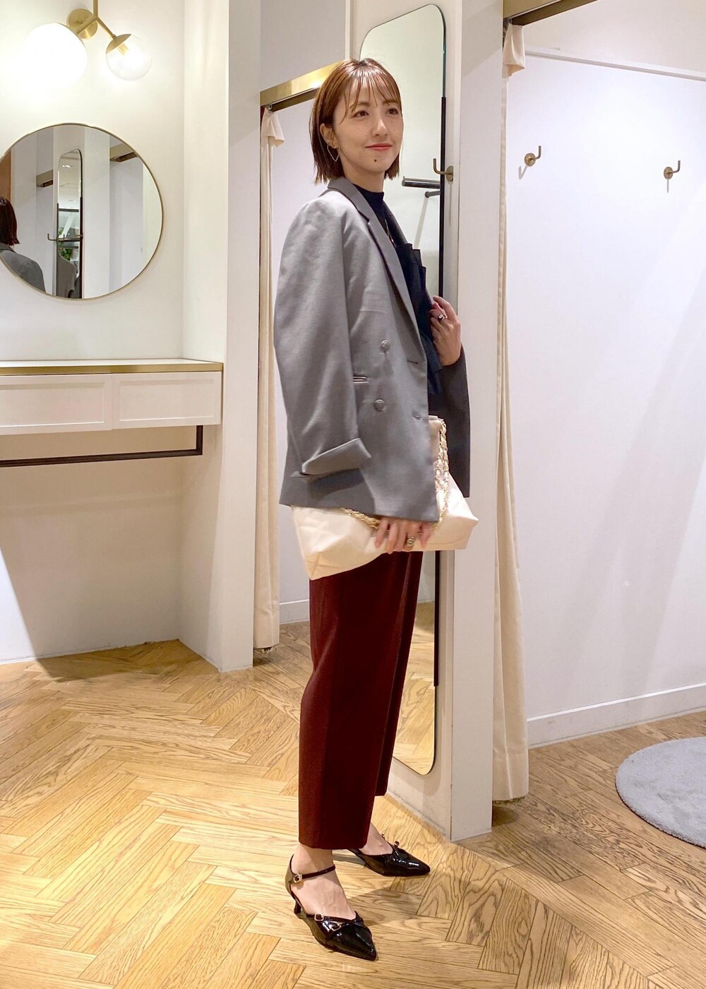 ブラック系のパンプス、ブラック系のニット/セーター、ブラウン系のその他パンツを着用したレディースの秋コーディネートの2枚目の写真