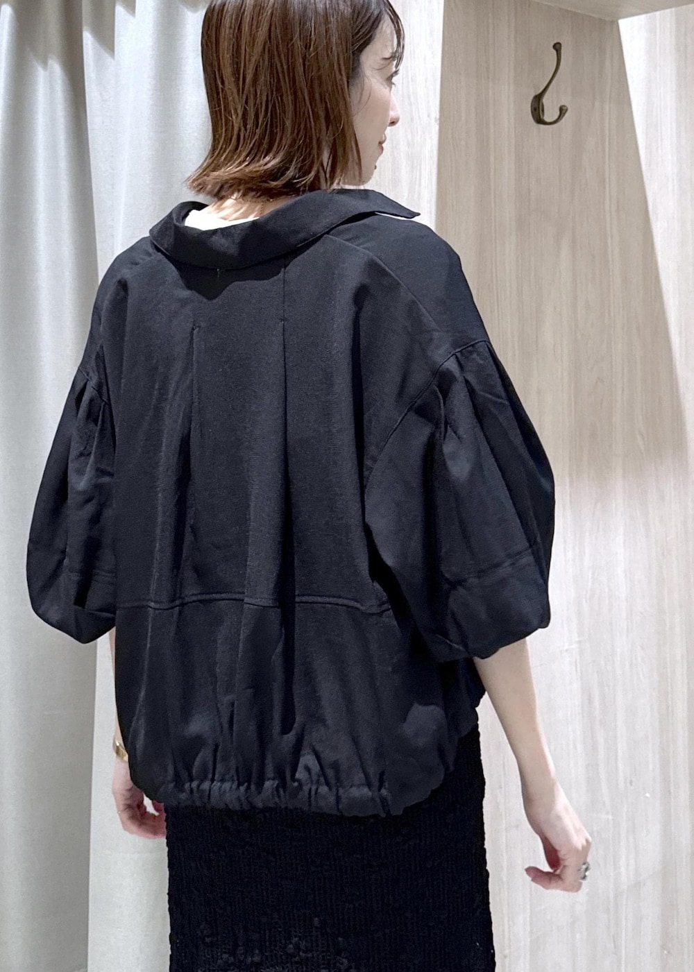 シルバー系のショルダーバッグ、ホワイト系のTシャツ/カットソー、ブラック系のワンピースを着用したレディースの春コーディネートの8枚目の写真