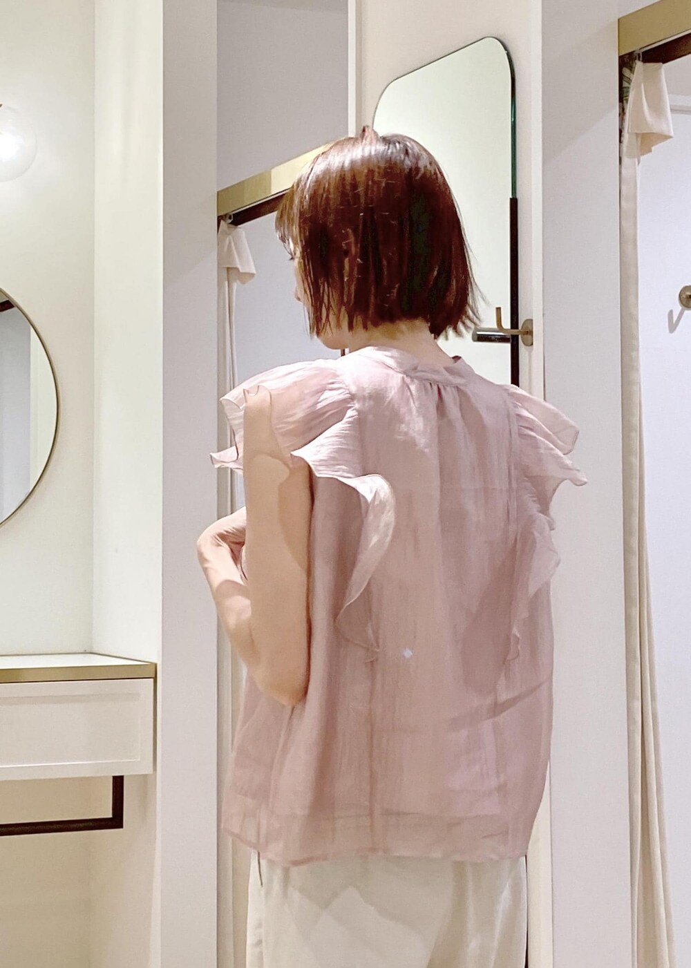 ホワイト系のサンダル、ホワイト系のキャミソール、ピンク系のシャツ/ブラウスを着用したレディースの春コーディネートの7枚目の写真