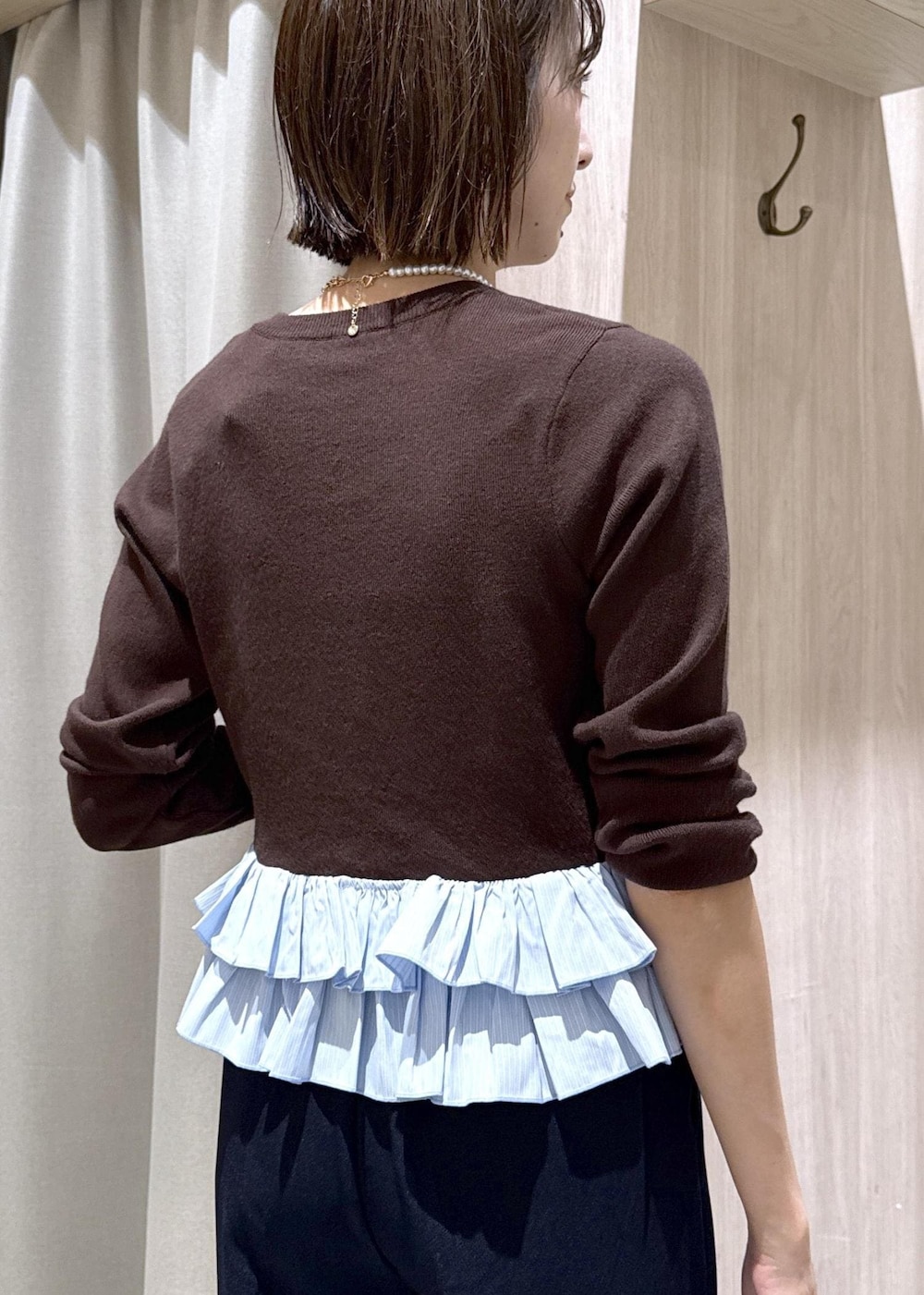 ブラック系のパンプス、ブルー系のその他パンツ、ブラック系のビジネスバッグを着用したレディースの秋コーディネートの8枚目の写真