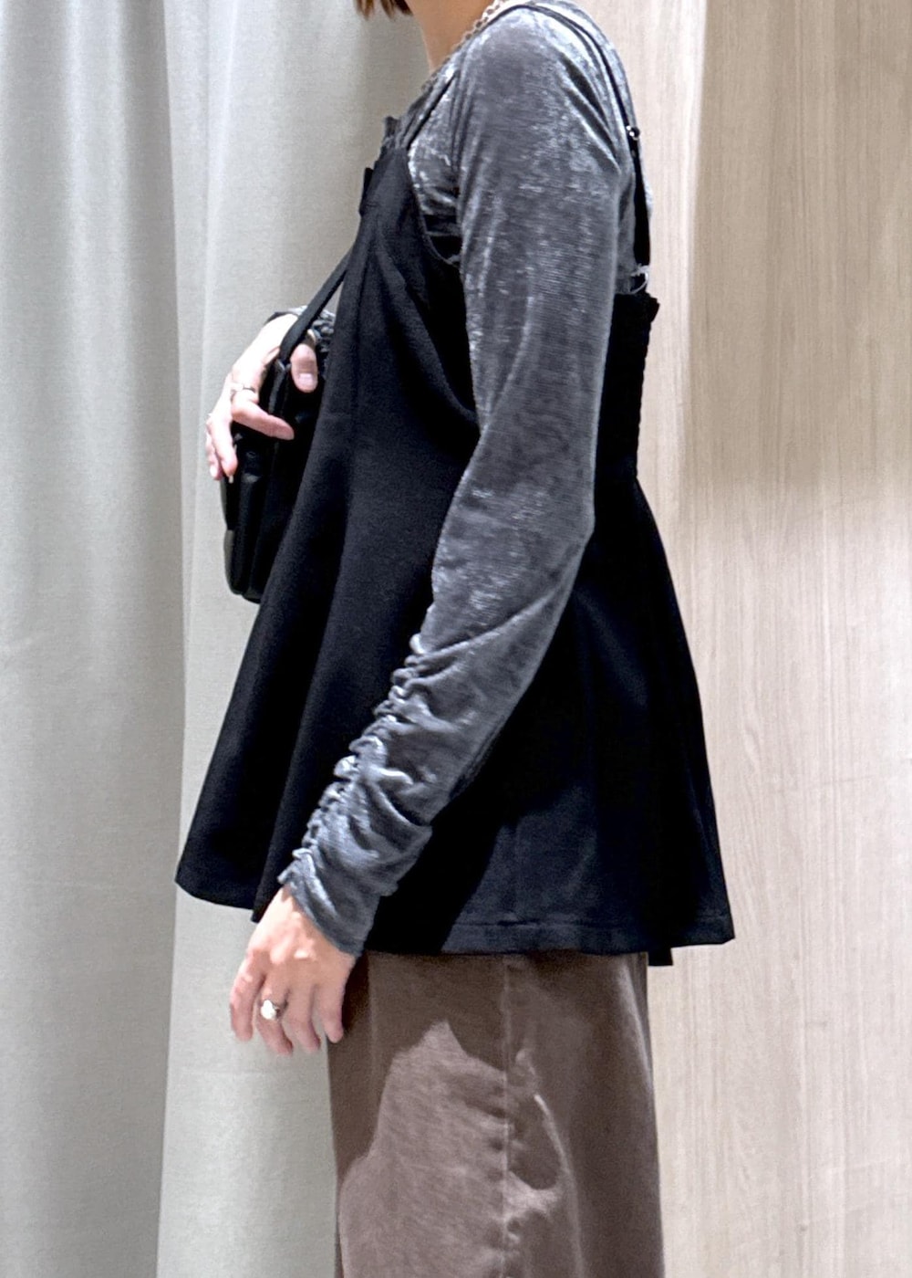 ブラック系のキャミソール、ブラック系のショルダーバッグ、グレー系のカーディガン/ボレロを着用したレディースの秋コーディネートの7枚目の写真