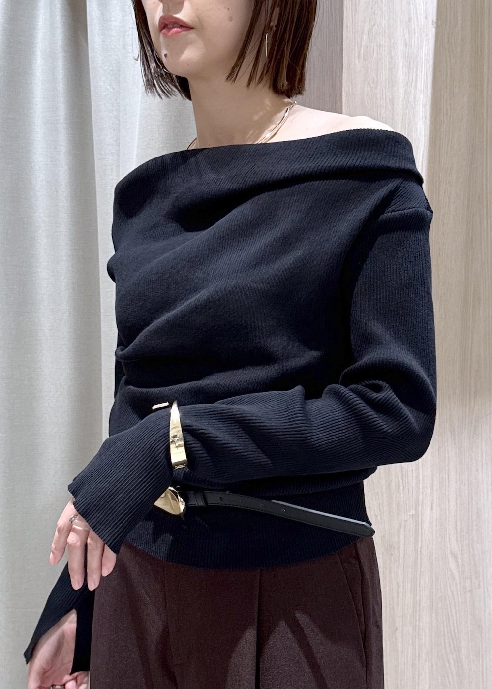 ブラウン系のその他パンツ、ブラウン系のショルダーバッグ、ブラック系のニット/セーターを着用したレディースの秋コーディネートの5枚目の写真