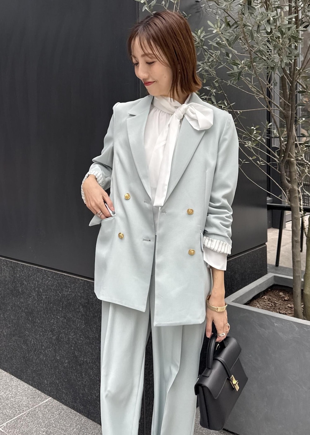 グリーン系のその他パンツ、グリーン系のテーラードジャケット、ブラック系のショルダーバッグを着用したレディースの冬コーディネートの7枚目の写真