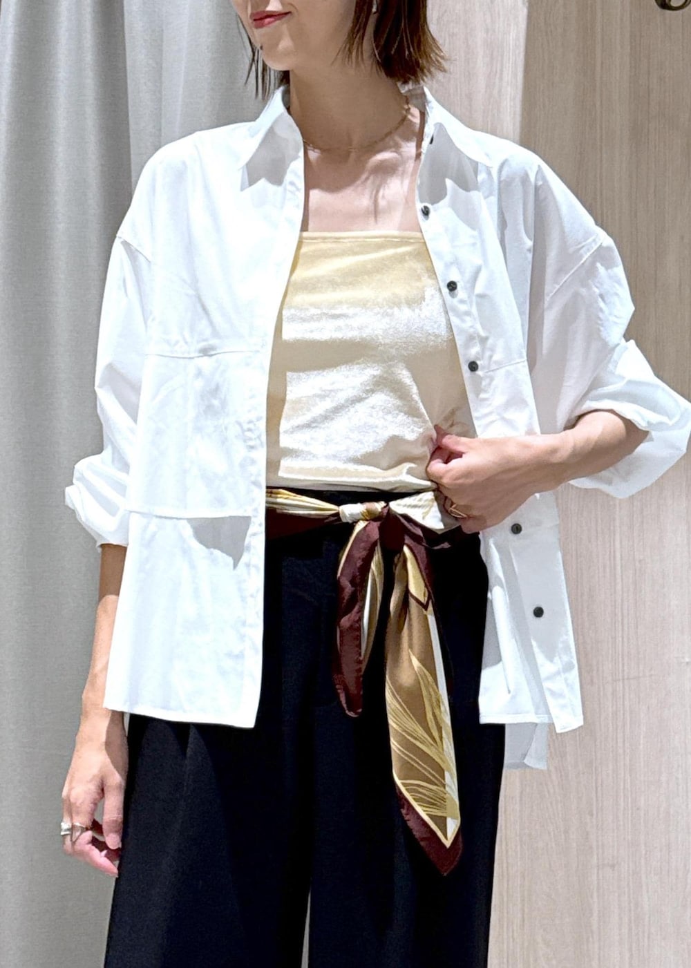 ブラック系のトートバッグ、イエロー系のパンプス、ホワイト系のシャツ/ブラウスを着用したレディースの秋コーディネートの8枚目の写真