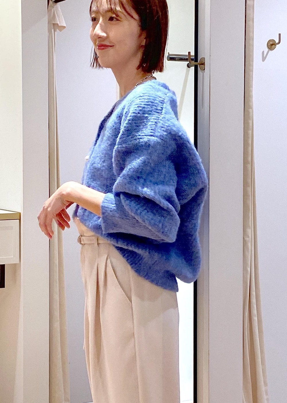 グレー系のショルダーバッグ、ブラック系のパンプス、ベージュ系のその他パンツを着用したレディースの冬コーディネートの7枚目の写真