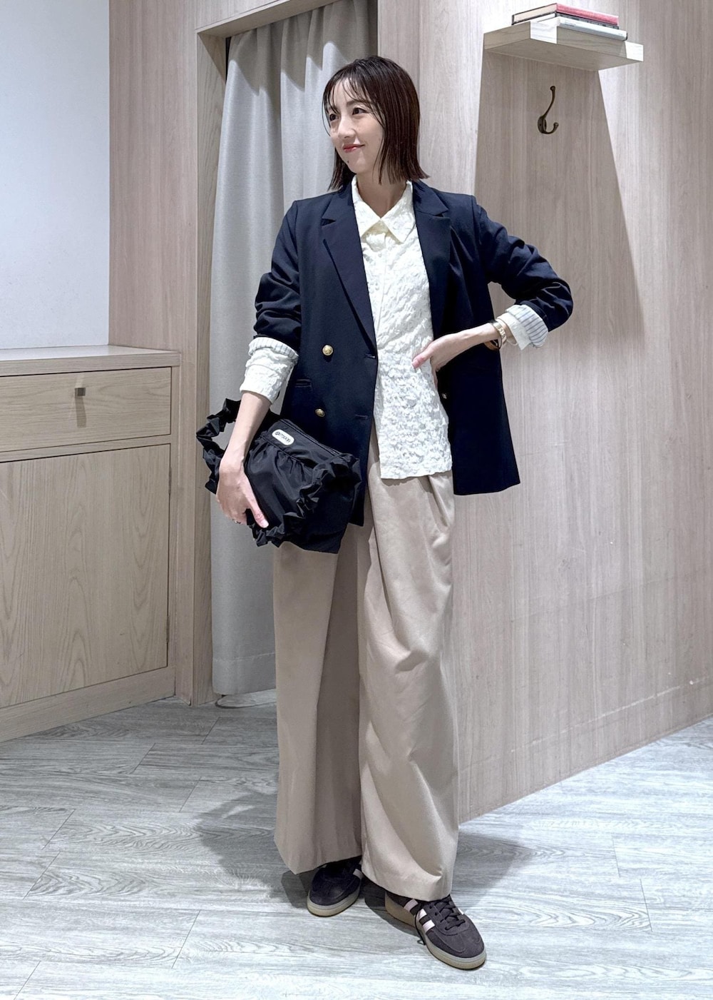 ブルー系のテーラードジャケット、ホワイト系のシャツ/ブラウス、ベージュ系のその他パンツを着用したレディースの冬コーディネートの2枚目の写真