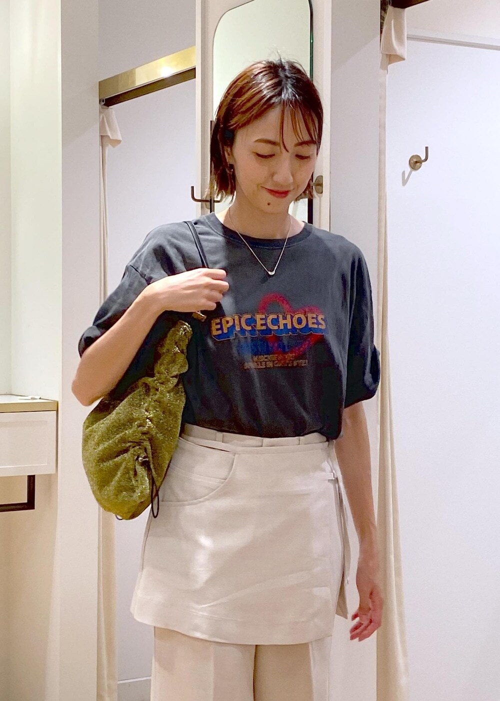 ゴールド系のショルダーバッグ、ブラック系のサンダル、グレー系のTシャツ/カットソーを着用したレディースの夏コーディネートの8枚目の写真