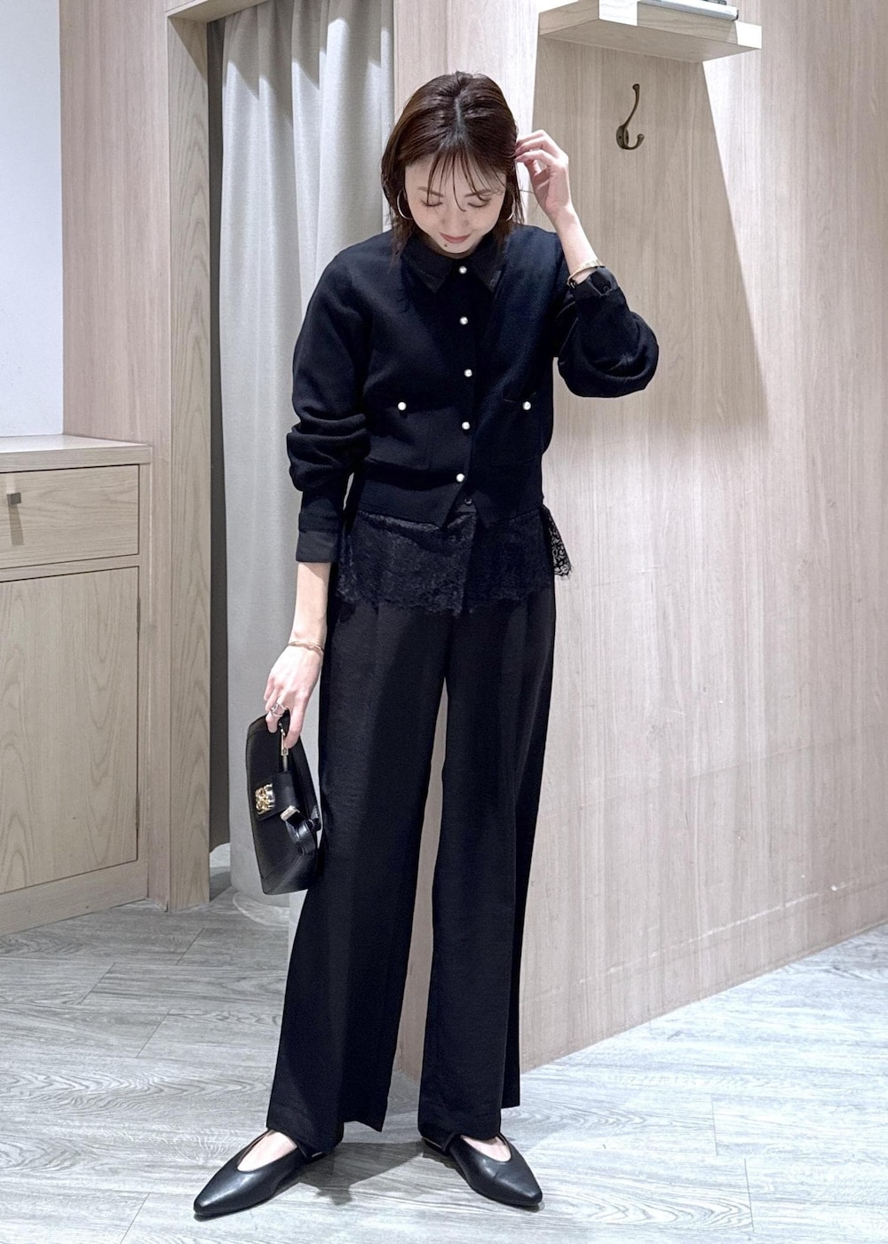 ブラック系のショルダーバッグ、ブラック系のパンプス、ブラック系のシャツ/ブラウスを着用したレディースの春コーディネートの4枚目の写真