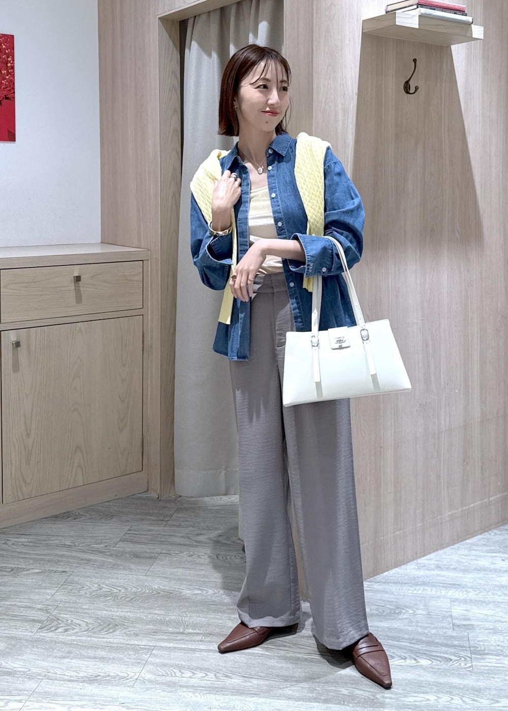 グレー系のその他パンツ、イエロー系のカーディガン/ボレロ、ブルー系のシャツ/ブラウスを着用したレディースの春コーディネートの4枚目の写真
