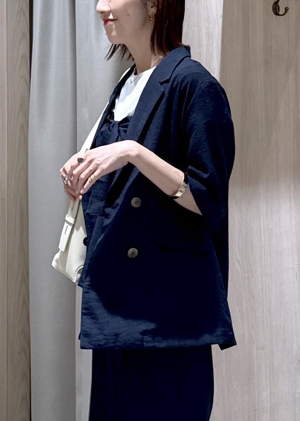 ブラック系のパンプス、ブルー系のその他パンツ、ブルー系のTシャツ/カットソーを着用したレディースの春コーディネートの9枚目の写真
