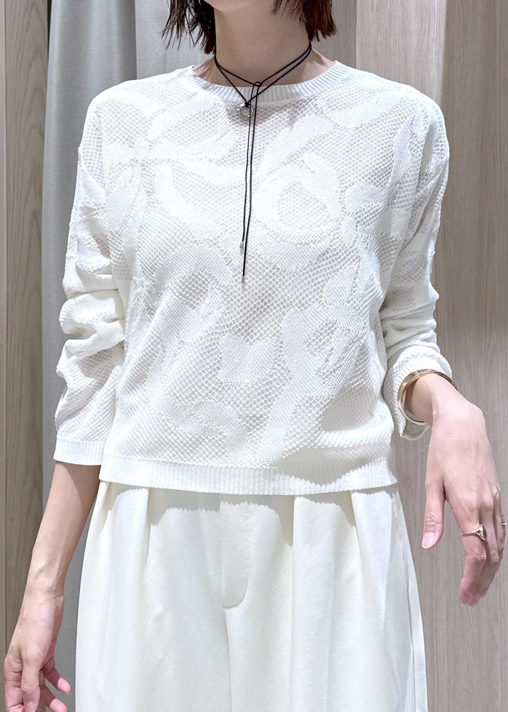 ブラック系のパンプス、ブラック系のトートバッグ、ブラック系のブルゾンを着用したレディースの春コーディネートの7枚目の写真