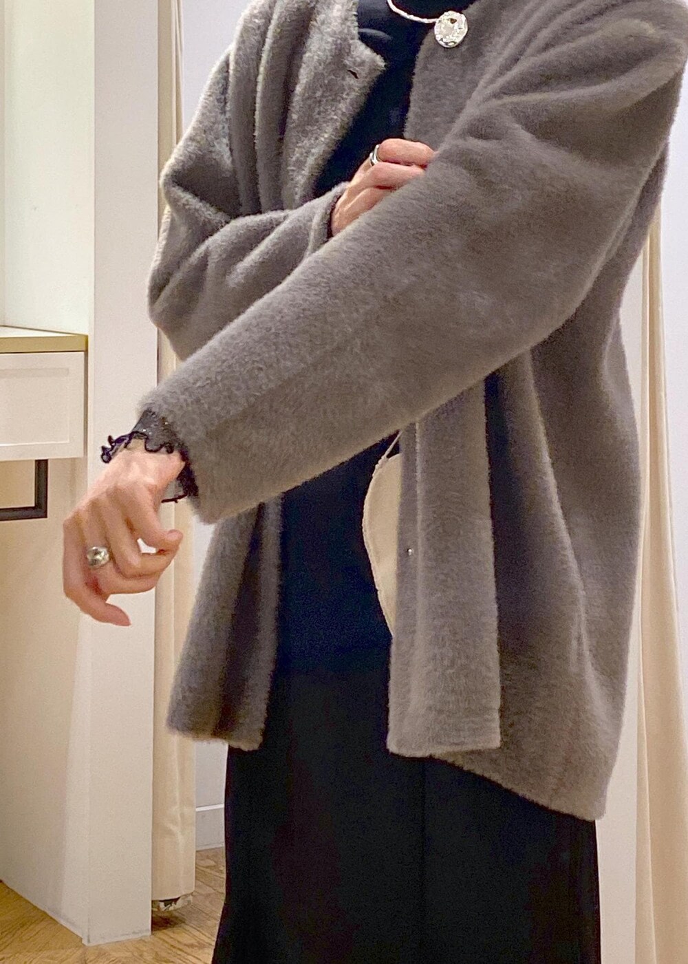 ブラック系のパンプス、ブラック系のスカート、ブラウン系のその他アウターを着用したレディースの秋コーディネートの8枚目の写真