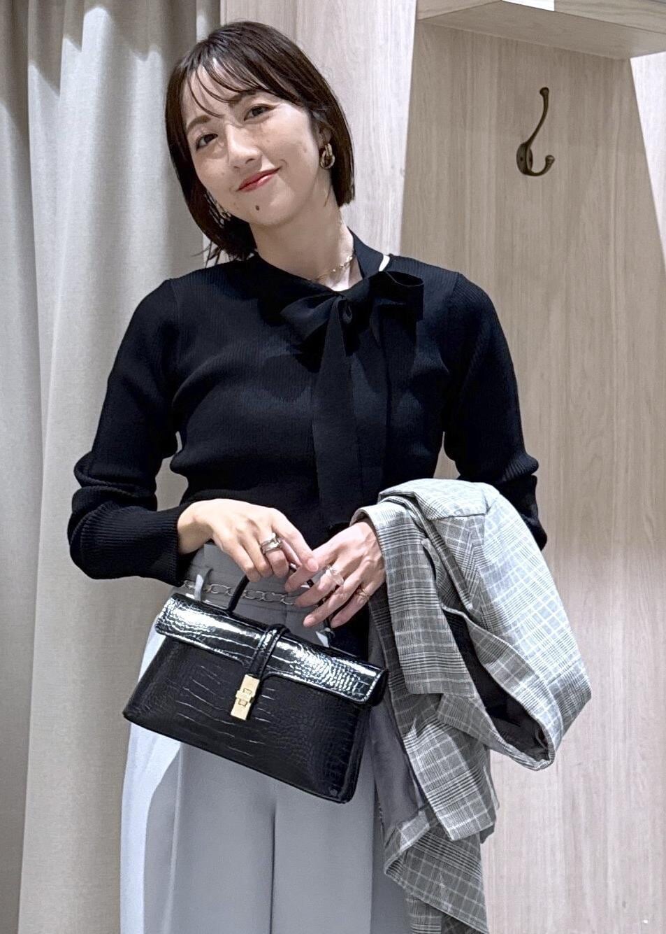ブルー系のその他パンツ、グレー系のテーラードジャケット、ブラック系のハンドバッグを着用したレディースの秋コーディネートの2枚目の写真