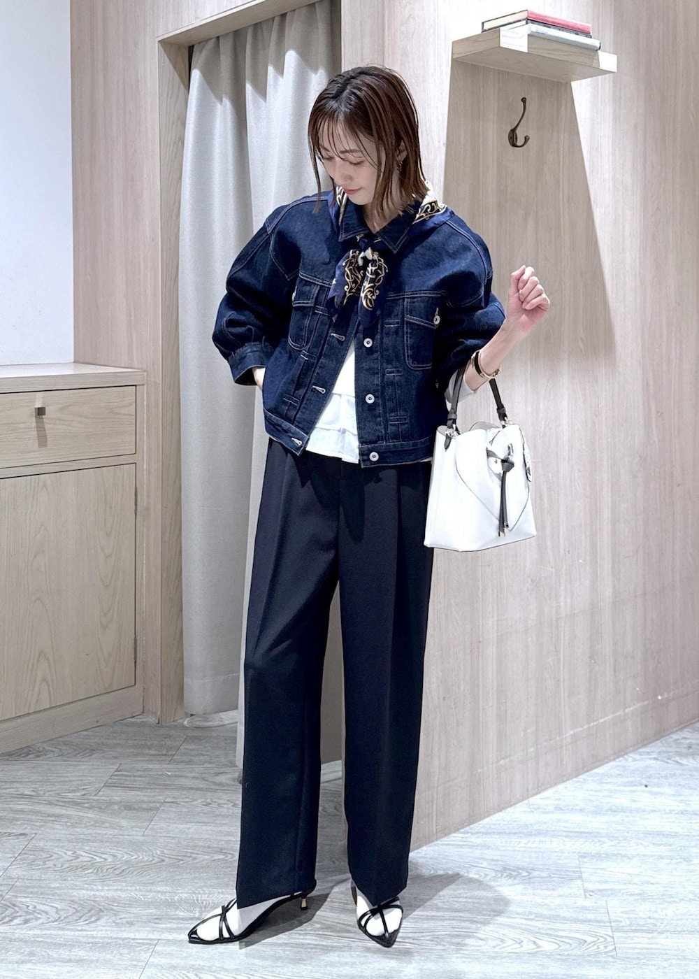 ブルー系のその他パンツ、ブルー系のデニムジャケット、ホワイト系のニット/セーターを着用したレディースの冬コーディネートの10枚目の写真