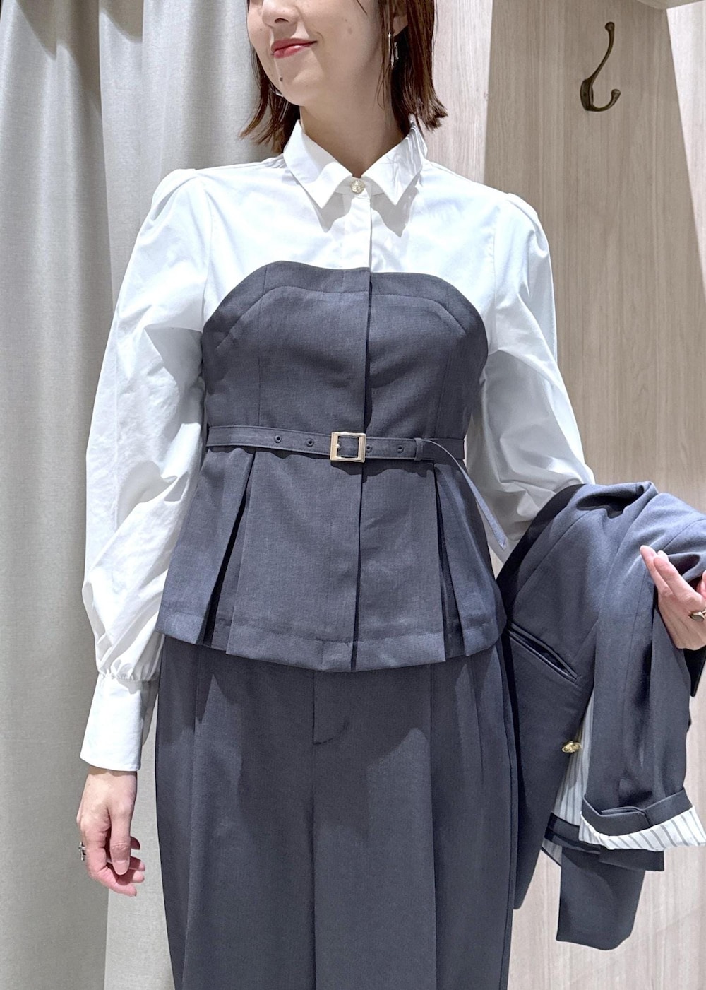 ブラック系のパンプス、グレー系のシャツ/ブラウス、グレー系のその他パンツを着用したレディースの冬コーディネートの6枚目の写真