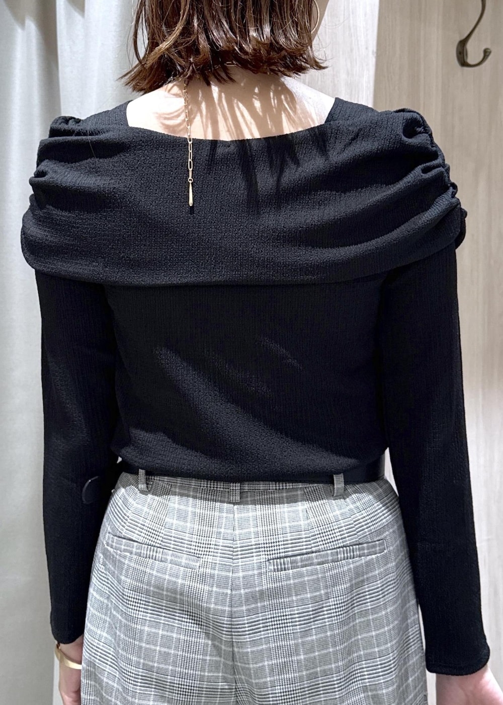 ブラック系のローファー、グレー系のその他パンツ、ブラウン系のテーラードジャケットを着用したレディースの秋コーディネートの9枚目の写真