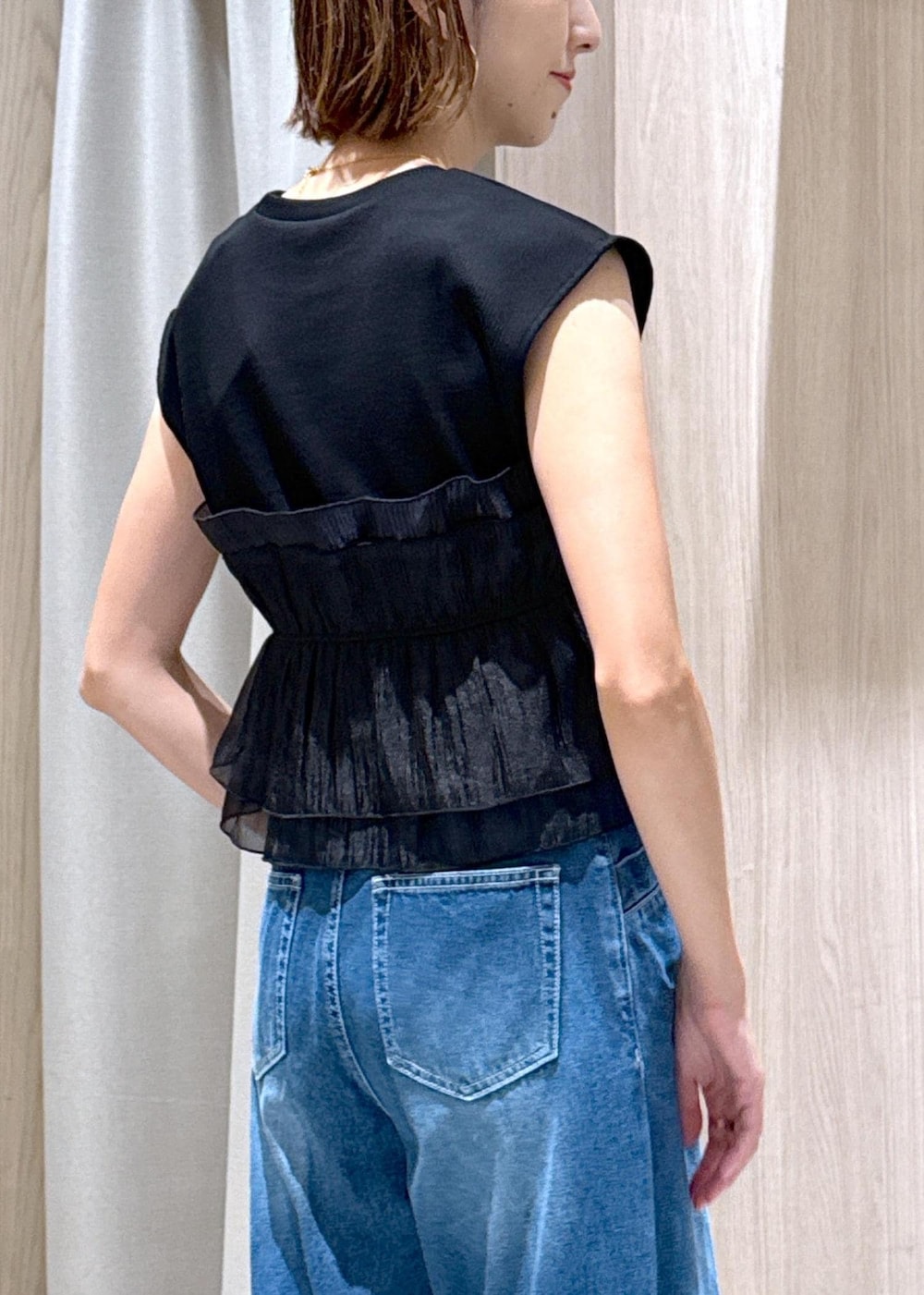 ホワイト系のショルダーバッグ、ブラック系のパンプス、ブラック系のTシャツ/カットソーを着用したレディースの夏コーディネートの8枚目の写真