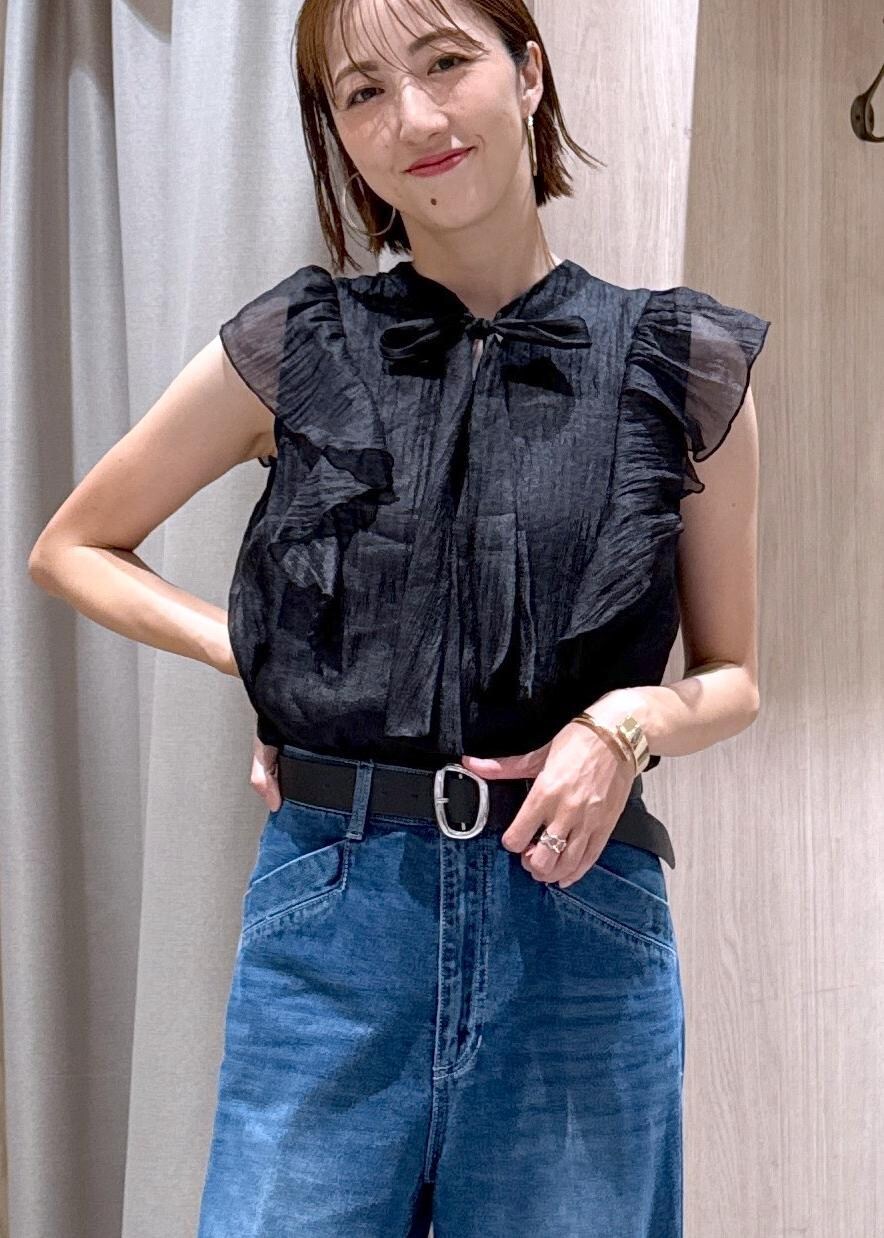 ブラック系のシャツ/ブラウス、ブルー系のカーディガン/ボレロ、ブラック系のハンドバッグを着用したレディースの夏コーディネートの10枚目の写真