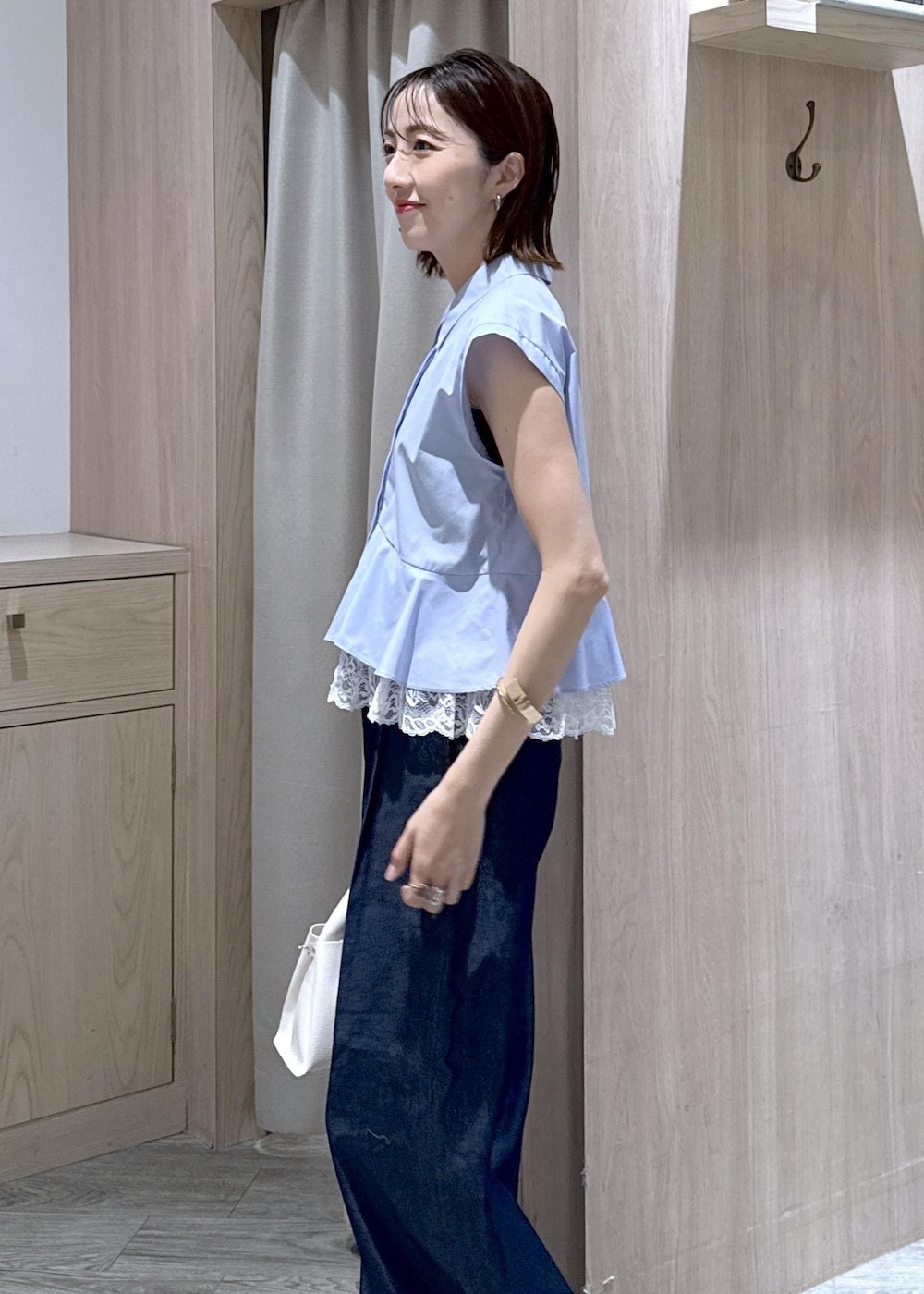 ホワイト系のパンプス、ホワイト系のショルダーバッグ、ブラック系のキャミソールを着用したレディースの春コーディネートの10枚目の写真