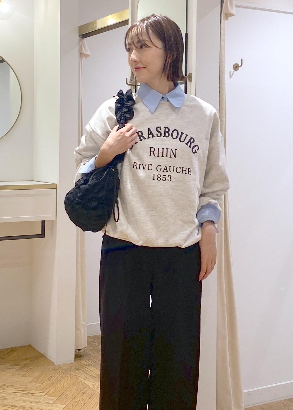 ブルー系のシャツ/ブラウス、ブラック系のバレエシューズ、ブラック系のショルダーバッグを着用したレディースの秋コーディネートの3枚目の写真