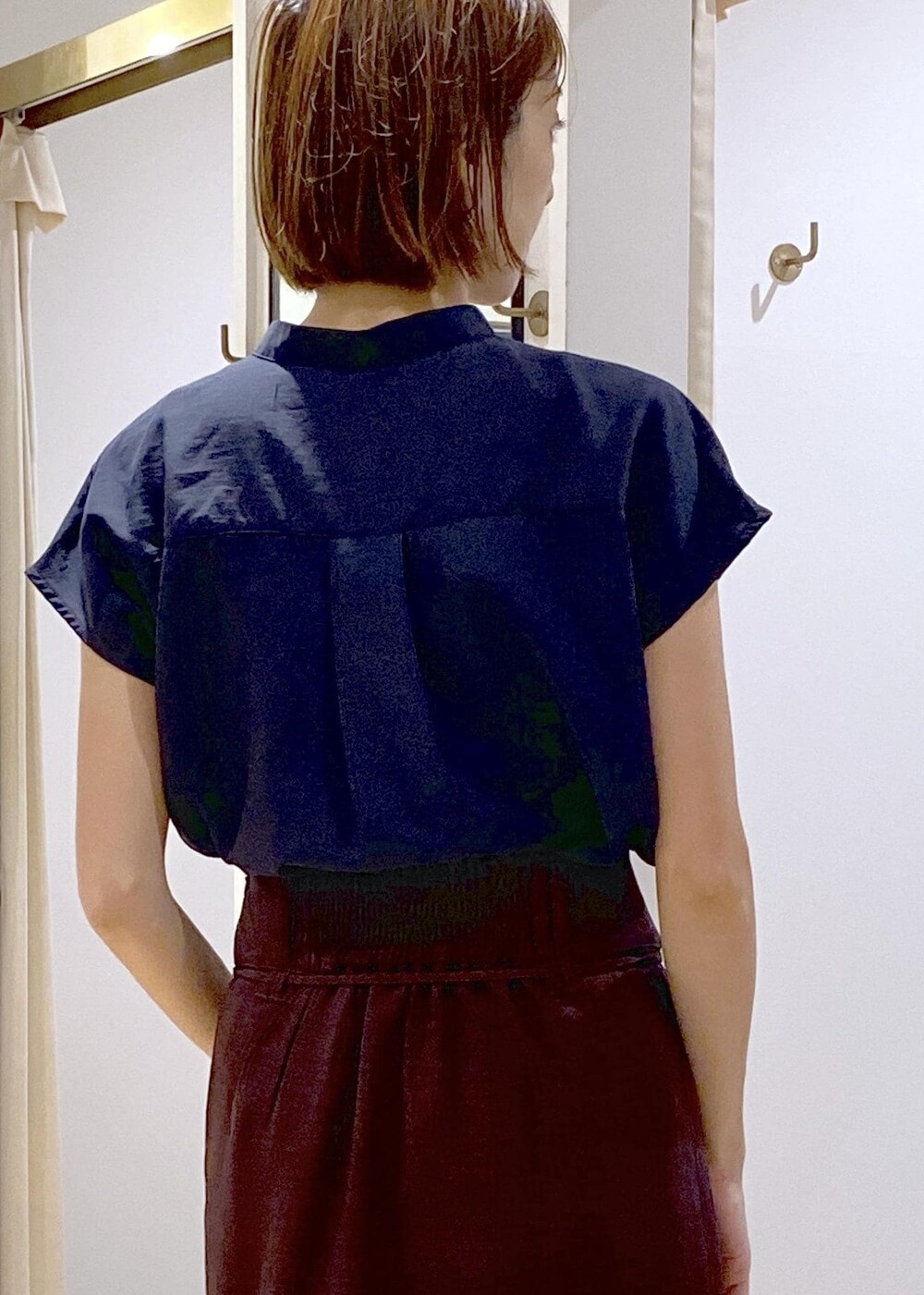 ブラック系のキャミソール、ブルー系のシャツ/ブラウス、ブラウン系のスカートを着用したレディースの夏コーディネートの6枚目の写真