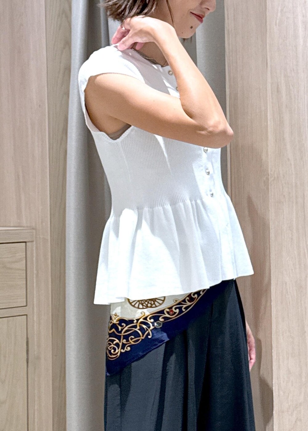 ブラック系のハンドバッグ、ベージュ系のキャミソール、ブラック系のサンダルを着用したレディースの夏コーディネートの10枚目の写真