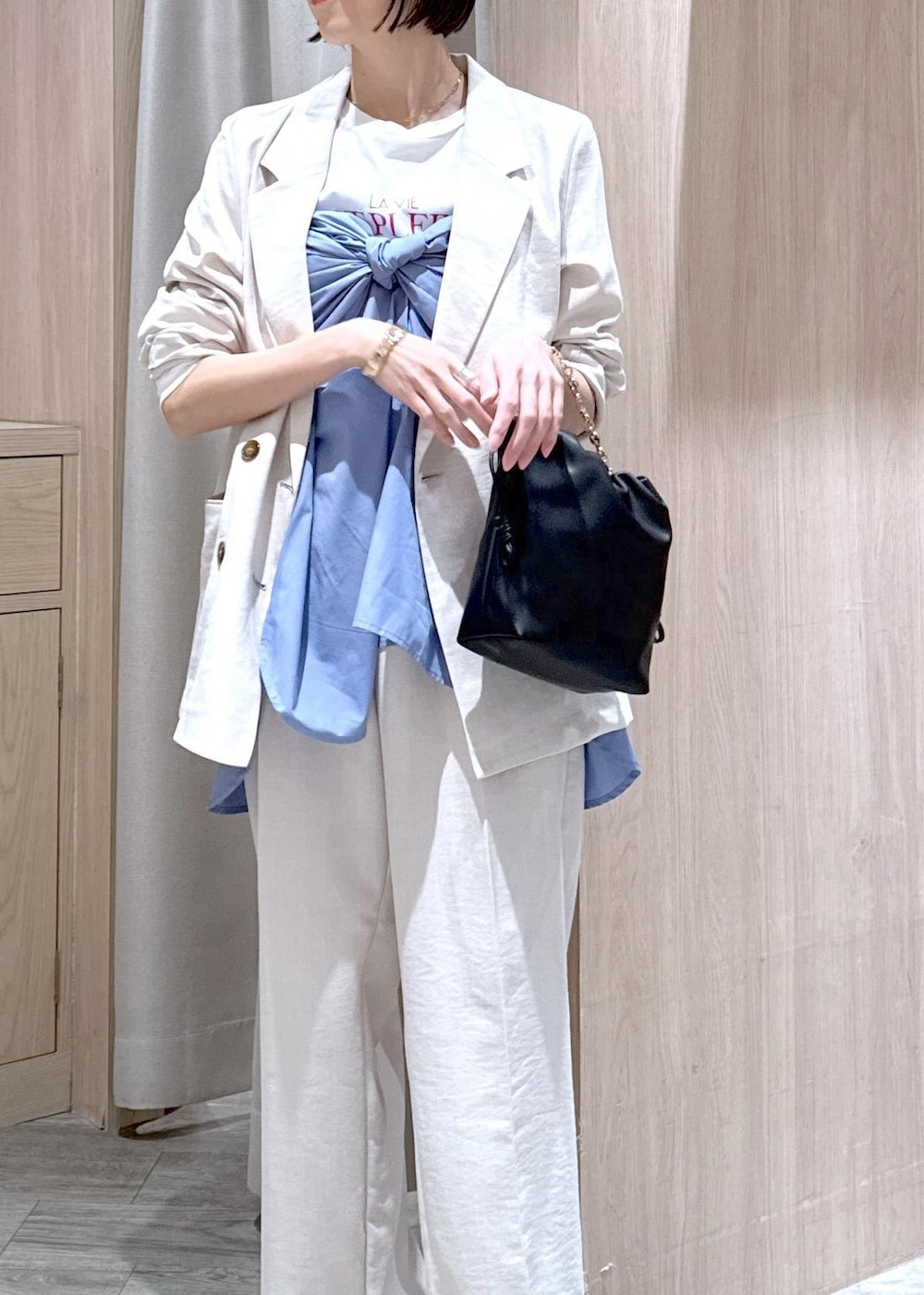 ブルー系のシャツ/ブラウス、ブラック系のサンダル、ホワイト系のTシャツ/カットソーを着用したレディースの春コーディネートの6枚目の写真