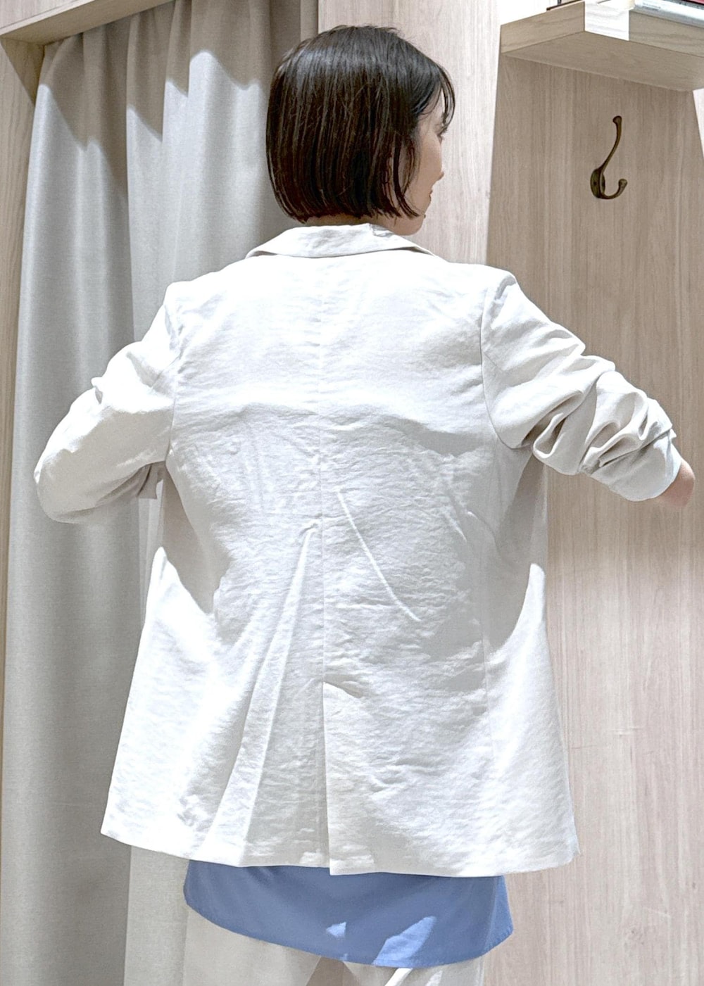 ブルー系のシャツ/ブラウス、ブラック系のサンダル、ホワイト系のTシャツ/カットソーを着用したレディースの春コーディネートの8枚目の写真