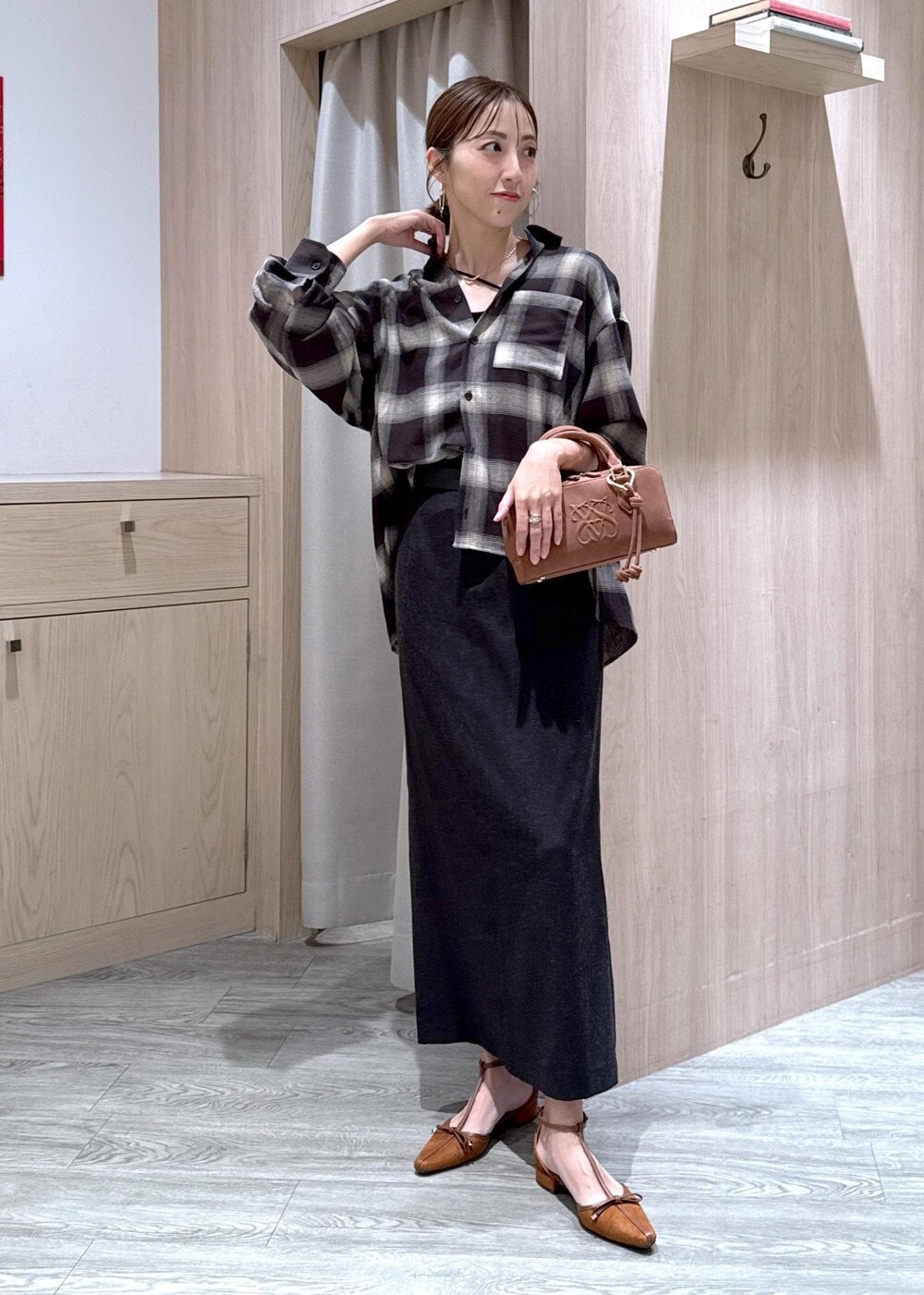 ブラック系のキャミソール、グレー系のスカート、ブラック系のシャツ/ブラウスを着用したレディースの夏コーディネートの9枚目の写真