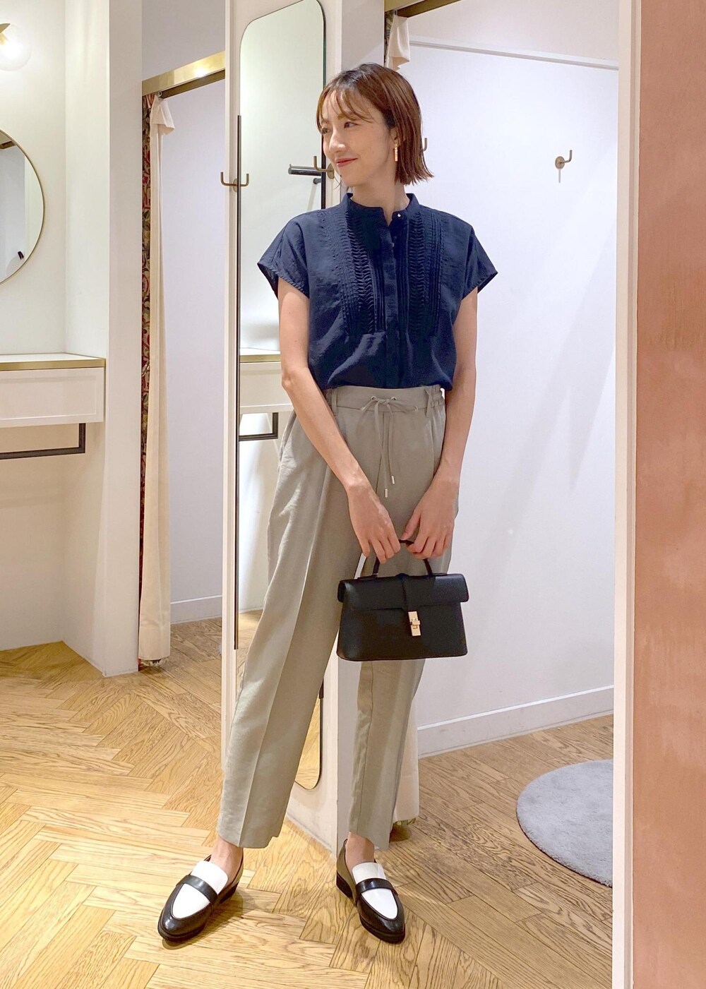 ブラック系のキャミソール、ブラック系のローファー、ブラック系のショルダーバッグを着用したレディースの夏コーディネートの9枚目の写真