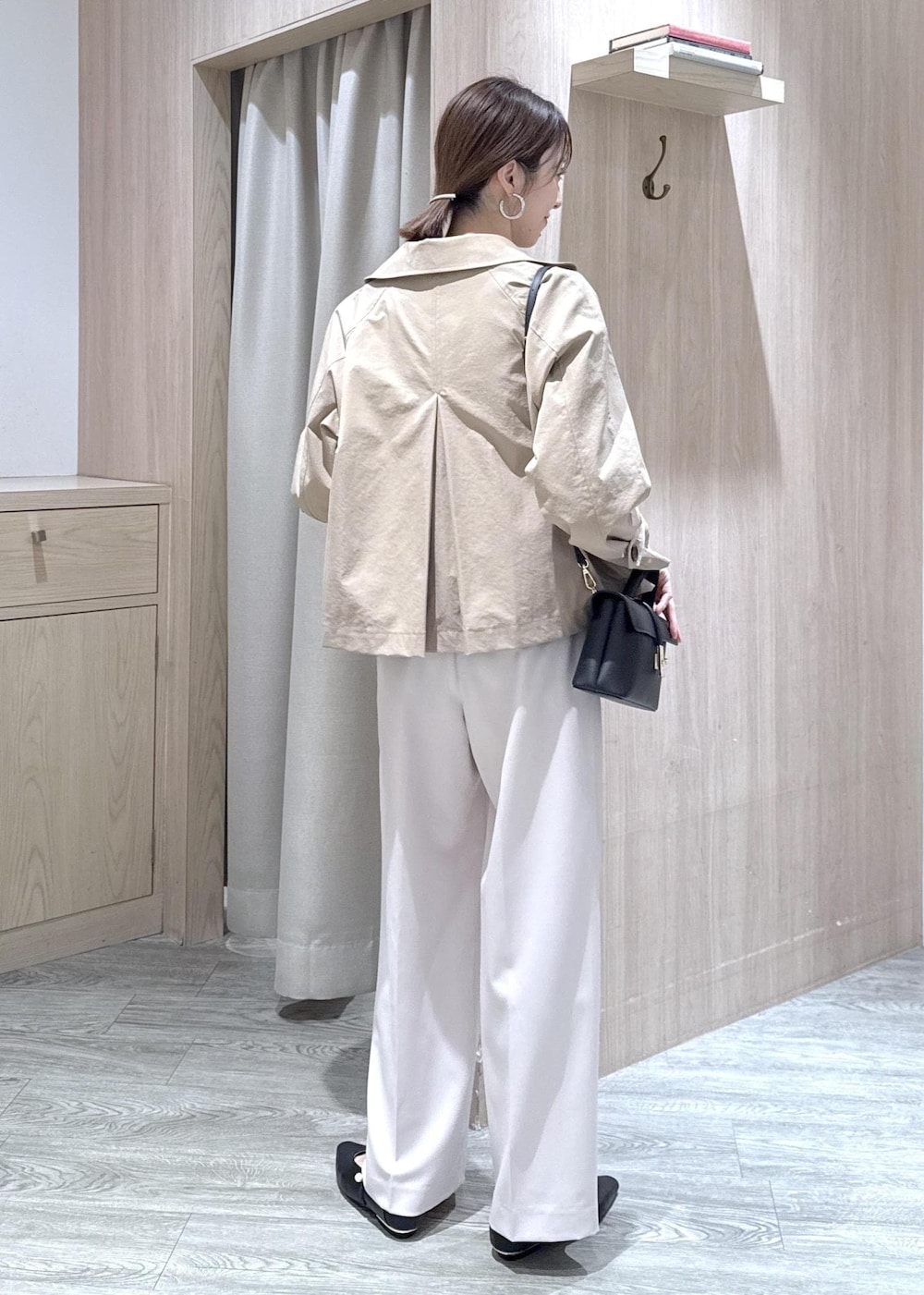 ベージュ系のその他パンツ、ブラック系のショルダーバッグ、ブラック系のパンプスを着用したレディースの冬コーディネートの4枚目の写真