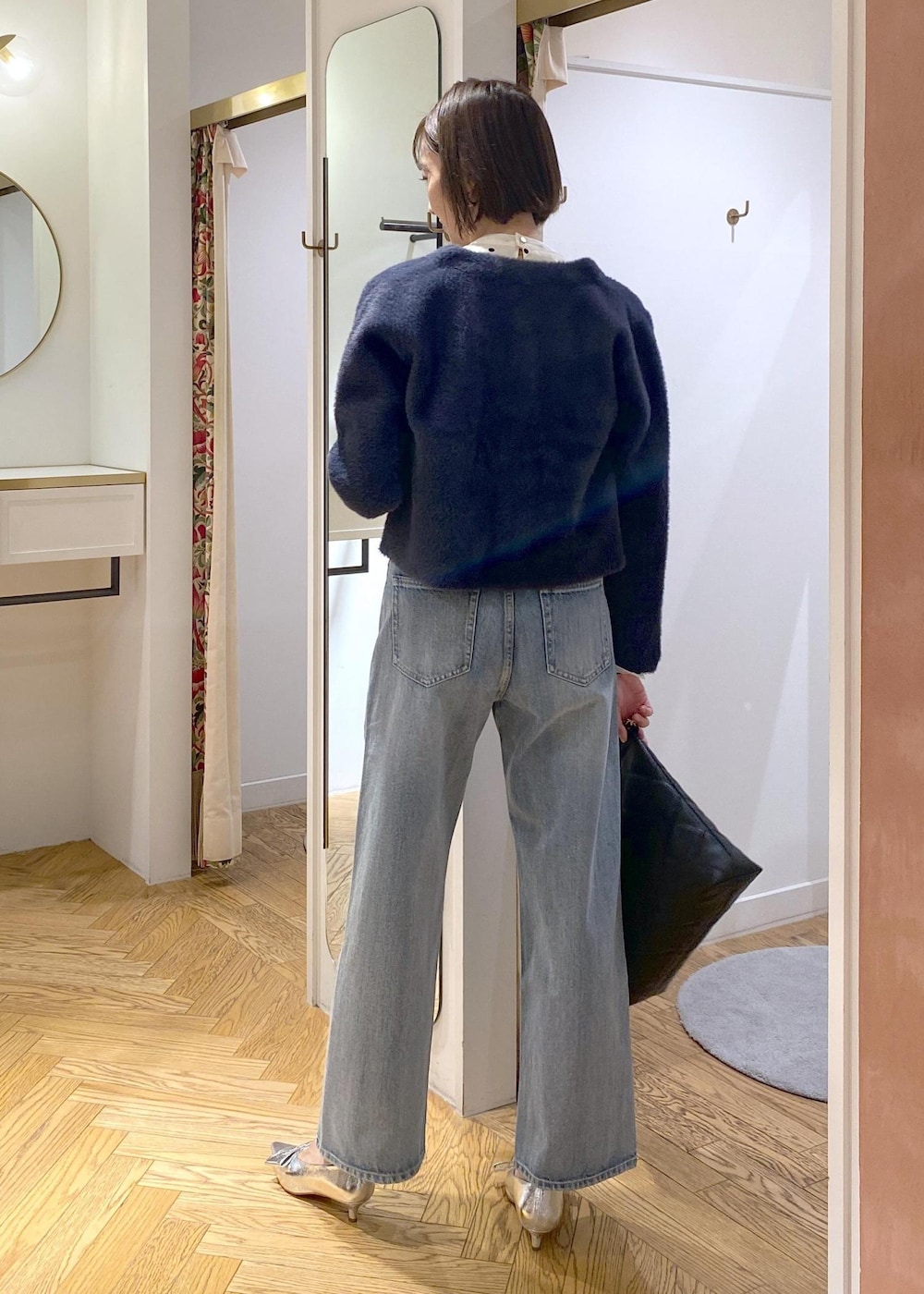 シルバー系のパンプス、ベージュ系のシャツ/ブラウス、ブルー系のカーディガン/ボレロを着用したレディースの冬コーディネートの3枚目の写真