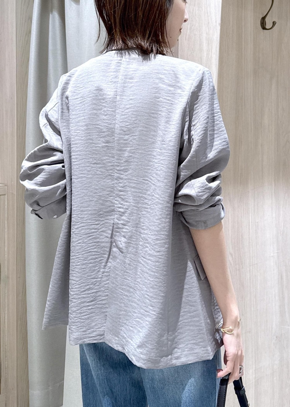 ブラック系のショルダーバッグ、ブラック系のパンプス、ホワイト系のTシャツ/カットソーを着用したレディースの春コーディネートの7枚目の写真