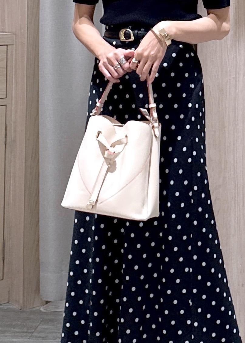 ベージュ系のショルダーバッグ、ブラック系のサンダル、ブラック系のスカートを着用したレディースの夏コーディネートの7枚目の写真