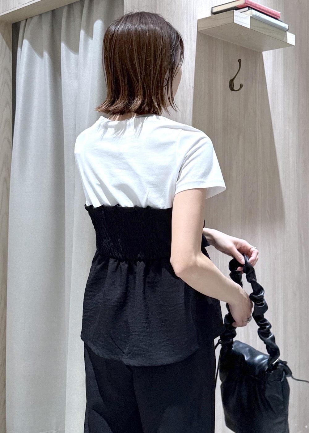 ブラック系のショルダーバッグ、ブラック系のパンプス、レッド系のカーディガン/ボレロを着用したレディースの春コーディネートの9枚目の写真