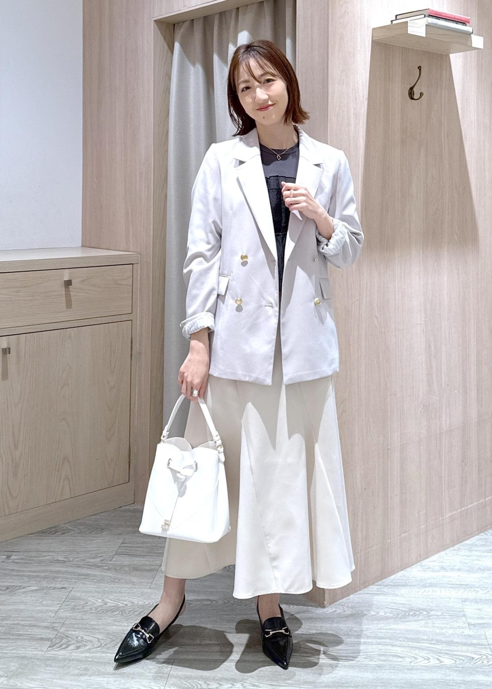 「オフィスカジュアル、キレイめシンプル、キレイめカジュアル、大人シンプル、春服、羽織り、カジュアルセレモニー、高身長コーディネート、ママコーデ、初春コーデ、春コーデ、お仕事コーデ、セレモニーコーデ、授業参観日コーデ、入学式コーデ」｜「VISの【累計10,000点突破】【2WAY】ハートカットバッグ（ショルダーバッグ、ホワイト系）」を使った、eric08さん（レディース・166cm）の春コーディネートの2枚目の写真