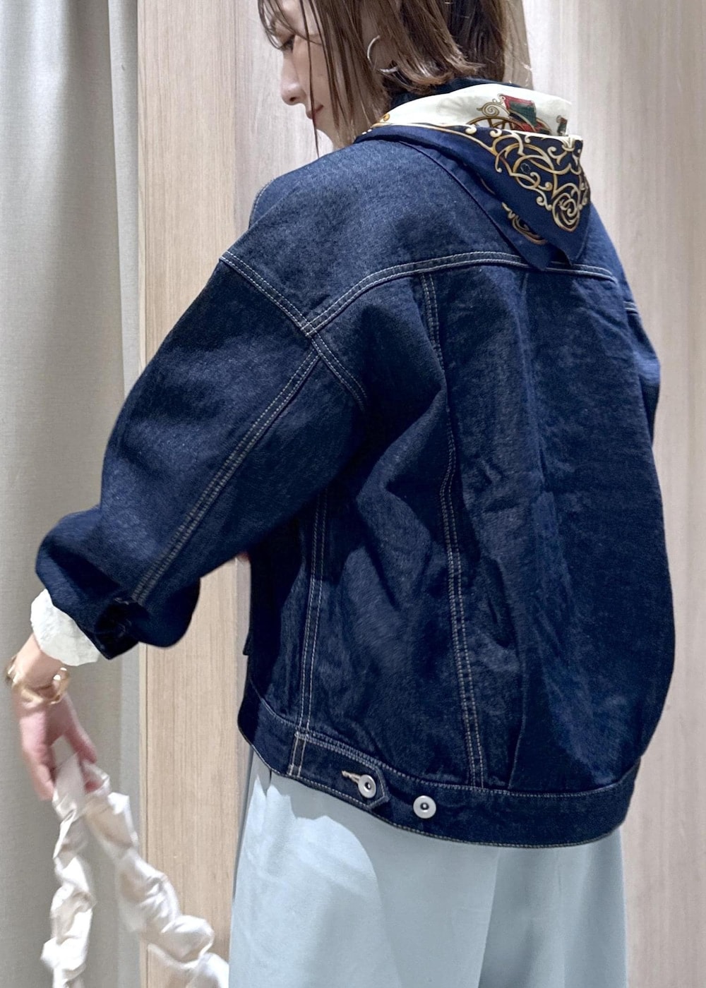 グリーン系のその他パンツ、ホワイト系のシャツ/ブラウス、ブルー系のデニムジャケットを着用したレディースの冬コーディネートの6枚目の写真