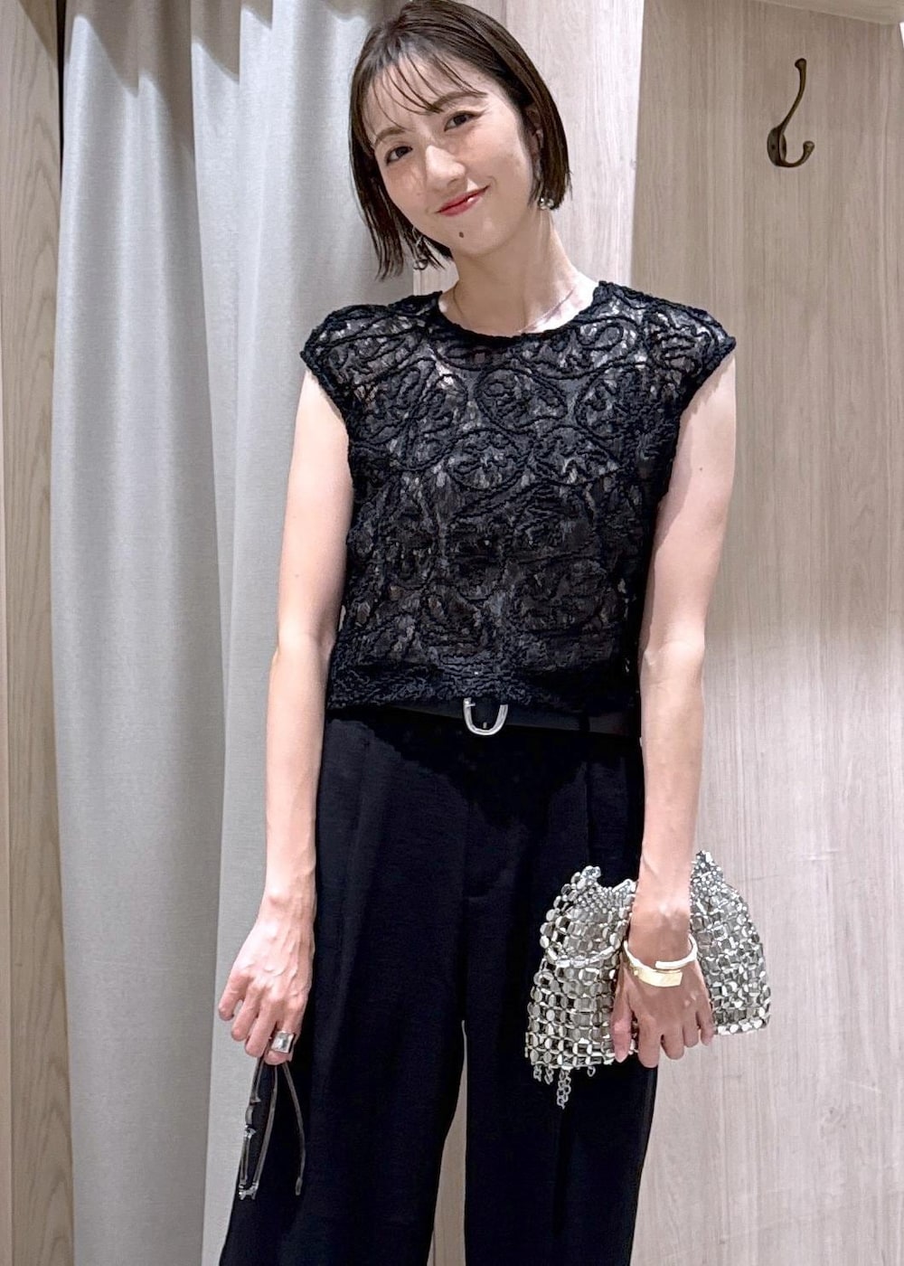 ベージュ系のキャミソール、ブラック系のサンダル、ブラック系のスラックスを着用したレディースの夏コーディネートの6枚目の写真