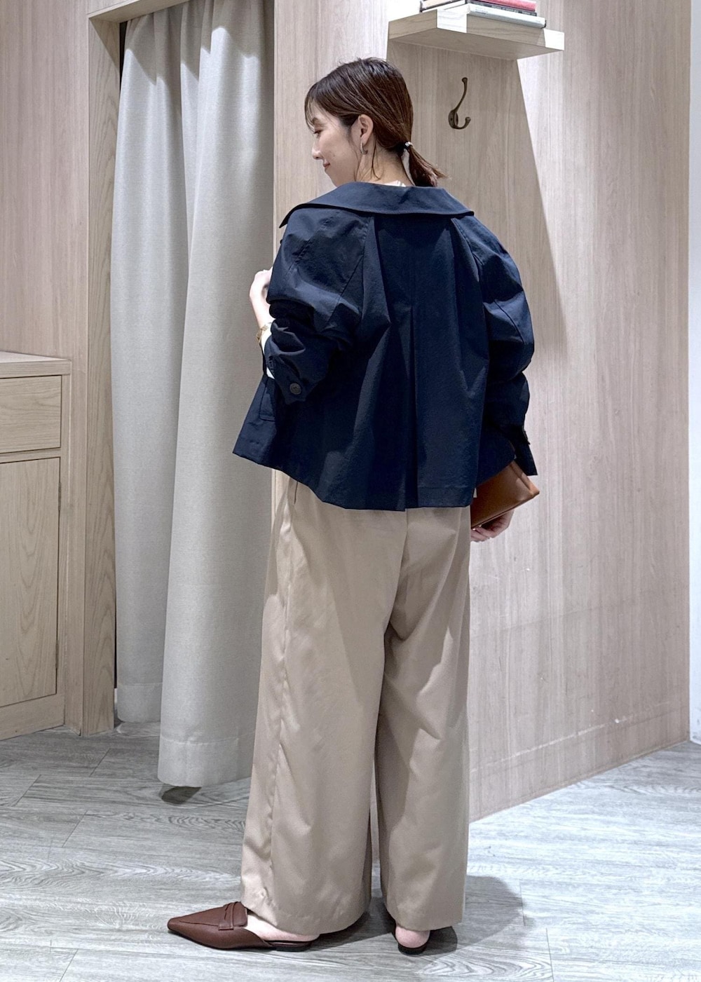 イエロー系のショルダーバッグ、ホワイト系のカーディガン/ボレロ、ベージュ系のその他パンツを着用したレディースの春コーディネートの2枚目の写真