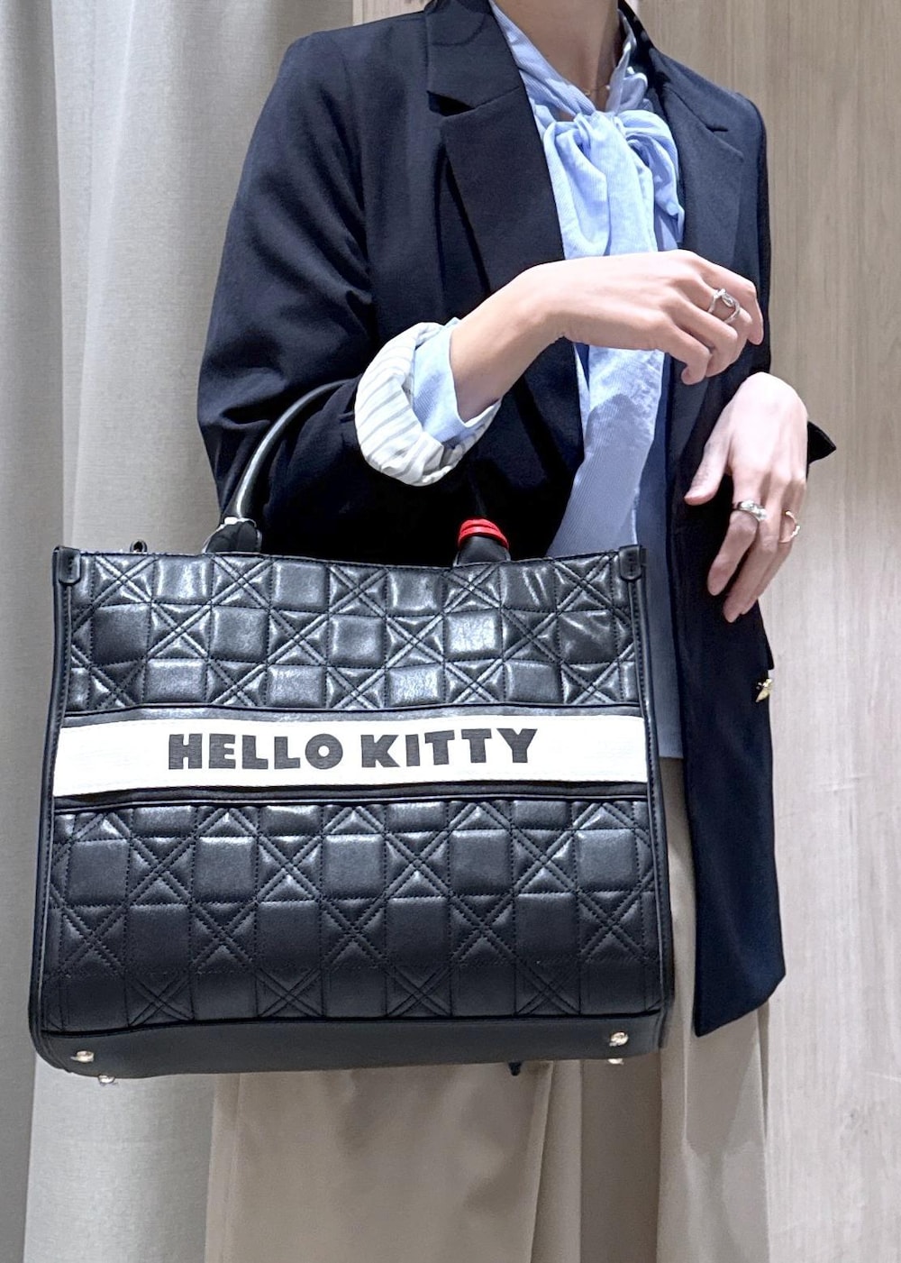 ブルー系のテーラードジャケット、ブルー系のシャツ/ブラウス、ベージュ系のその他パンツを着用したレディースの冬コーディネートの6枚目の写真