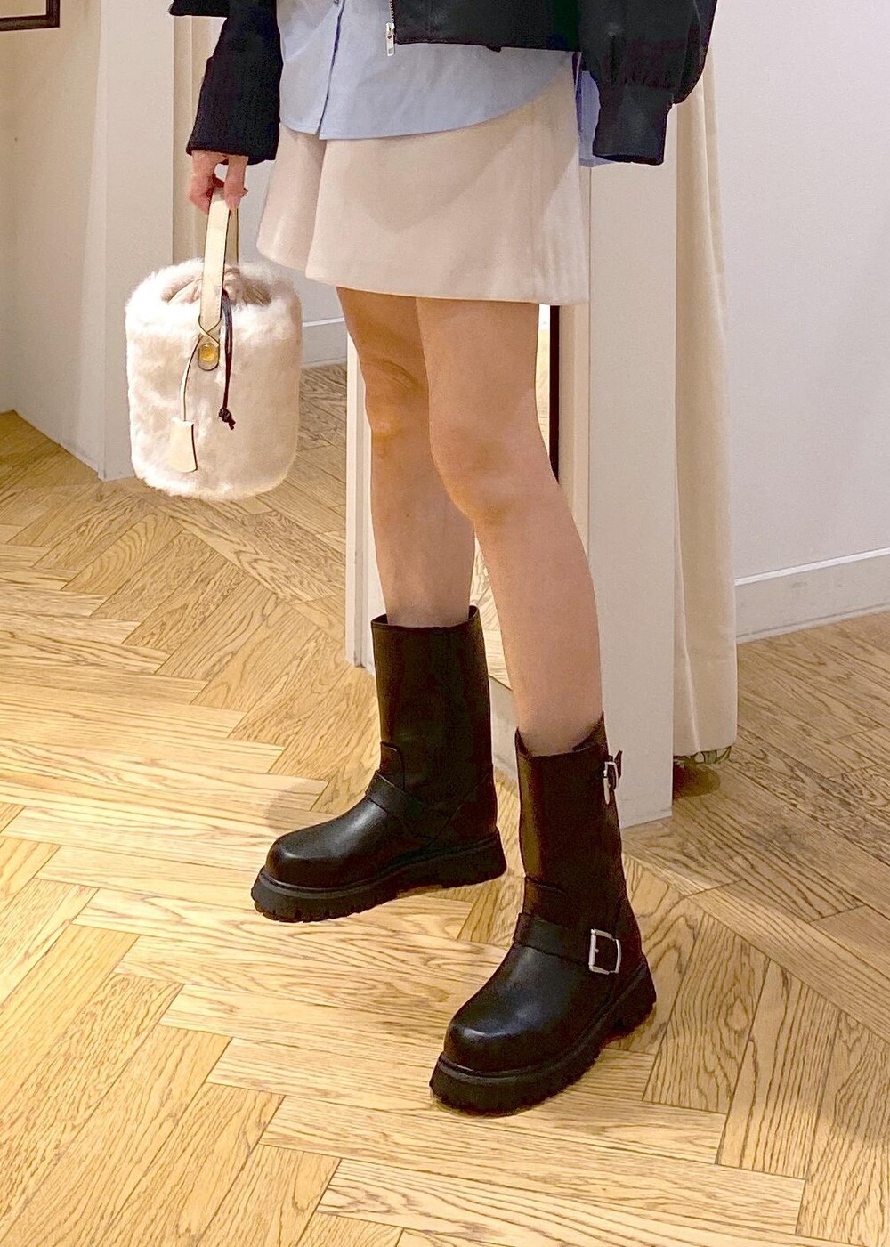 ブルー系のシャツ/ブラウス、ブラック系のブーツ、ブラック系のブルゾンを着用したレディースの秋コーディネートの8枚目の写真