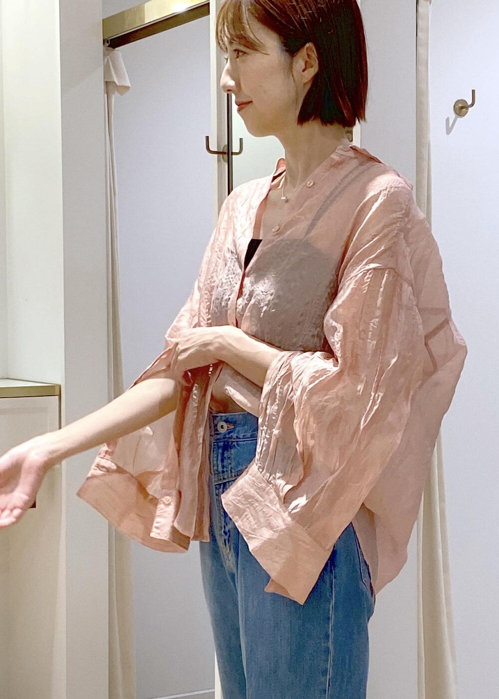 シルバー系のパンプス、ブラック系のキャミソール、シルバー系のハンドバッグを着用したレディースの夏コーディネートの6枚目の写真