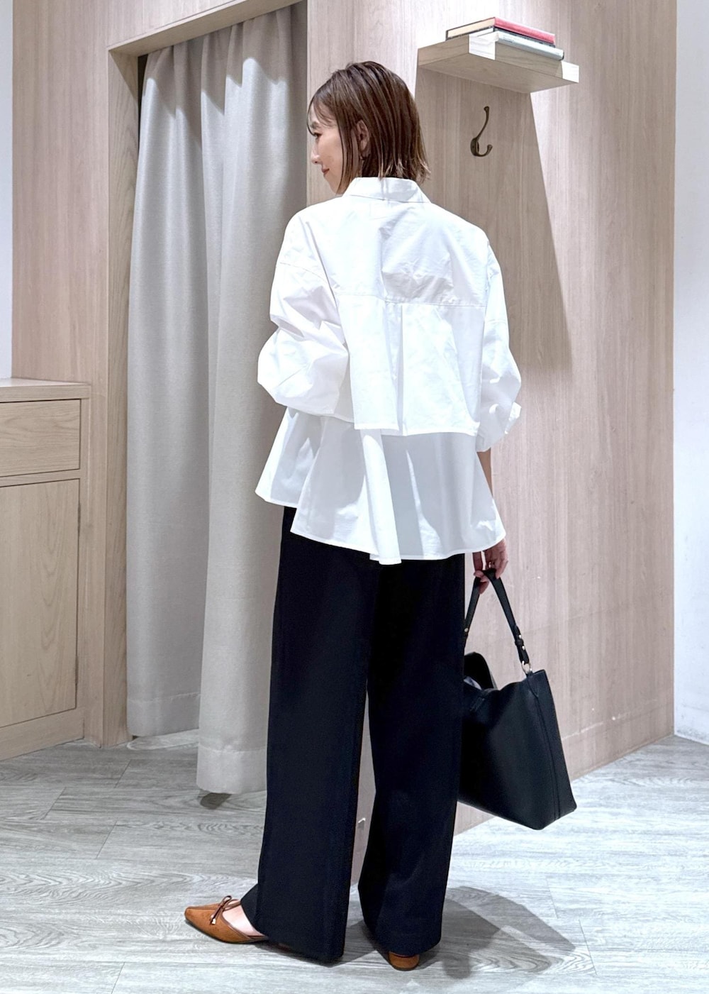 ブラック系のトートバッグ、イエロー系のパンプス、ホワイト系のシャツ/ブラウスを着用したレディースの秋コーディネートの4枚目の写真