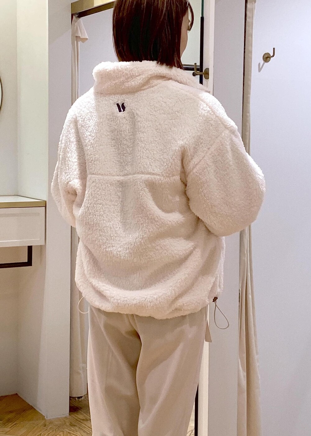 ホワイト系のブーツ、ホワイト系のブルゾン、ブルー系のニット/セーターを着用したレディースの冬コーディネートの8枚目の写真